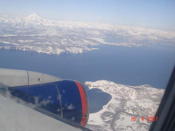Камчатка. Вид на Вилючинский вулкан из иллюминатора самолета. Для возврата на страницу фотоальбома, щелкните на рисунке.