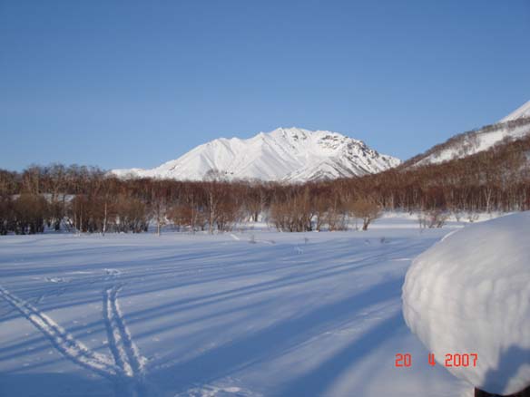 Камчатка. Одна из гор, видимых от зимовья.  Для возврата на страницу фотоальбома, щелкните на рисунке.