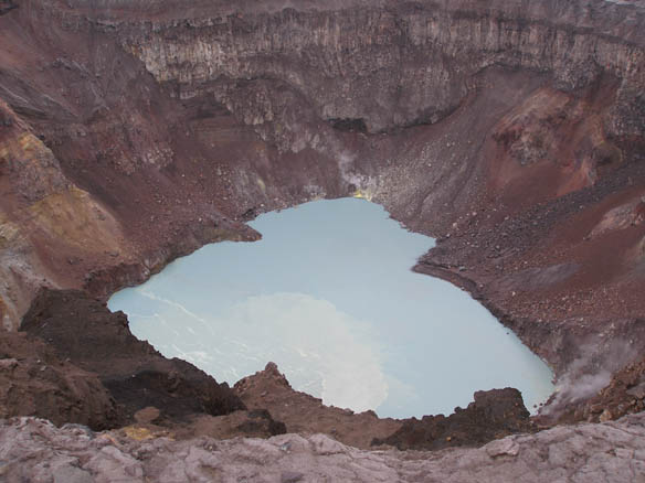 Камчатка. Кислотное озеро в Активном кратере вулкана Горелого. Для возврата на страницу фотоальбома, щелкните на рисунке.