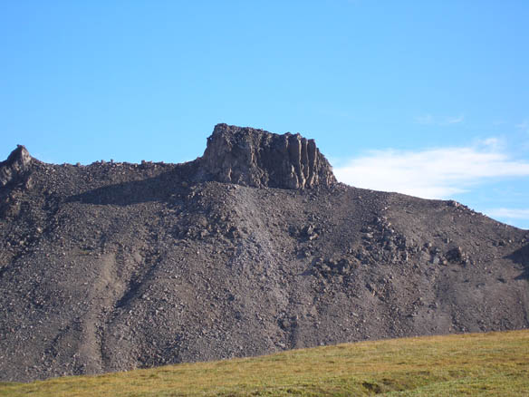 Камчатка. Экструзия Скалистая - одна из экструзий близ вулкана Мутновского. Для возврата на страницу фотоальбома, щелкните на рисунке.